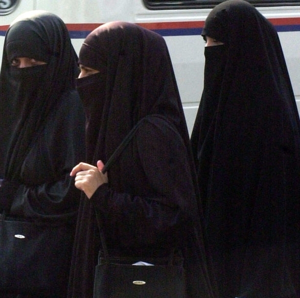 В Германии запретили носить паранджу и никаб на госслужбе
