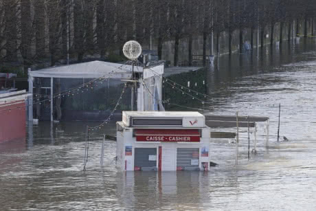 Повінь у Парижі: рівень води у Сені близький до позначки шість метрів