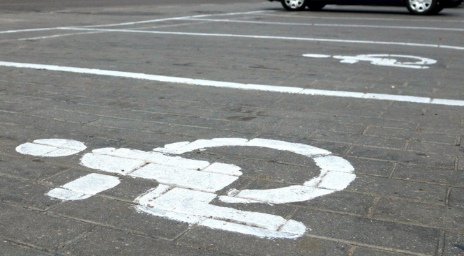 В Украине с 26 октября увеличивают штрафы за парковку на местах для инвалидов