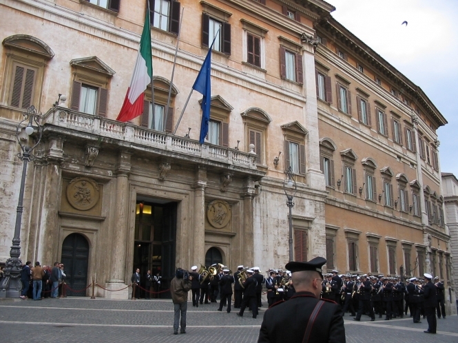 Президент Италии распустил парламент перед выборами