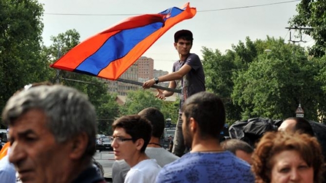 Протест в Армении раскололся из-за политических амбиций некоторых его лидеров, - журналист Сергей Чаманян