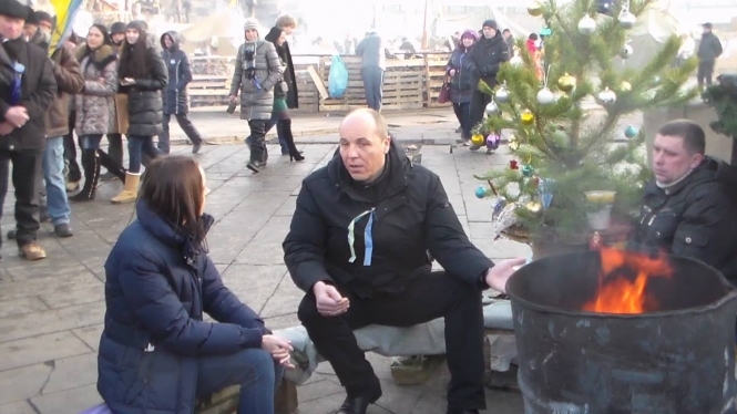 На Майдане шутят, что скоро будут строить баррикады на Хуторе Михайловском