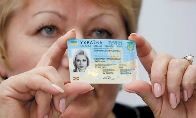 Україна відсьогодні переходить на біометричні паспорти