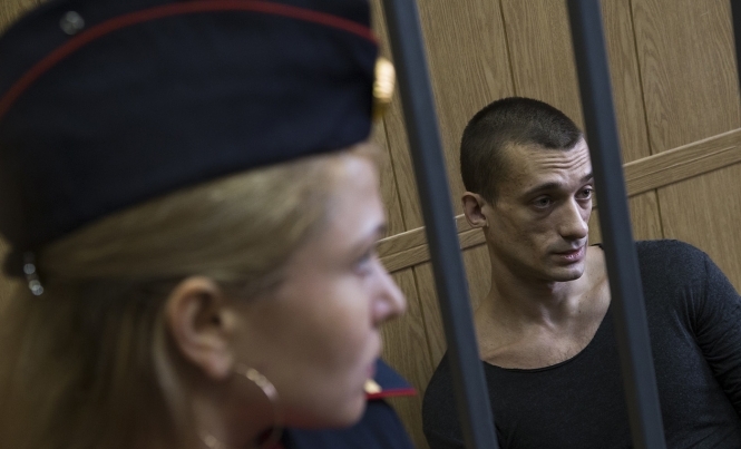 В России художника Павленского отпустили на свободу из зала суда