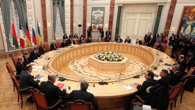 ЕС будет давить санкциями, пока Россия не выполнит Минских соглашений, - глава МИД Великобритании