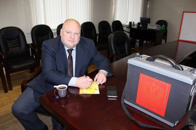 В России депутат растоптал свой iPad в ответ на санкции США - ВИДЕО