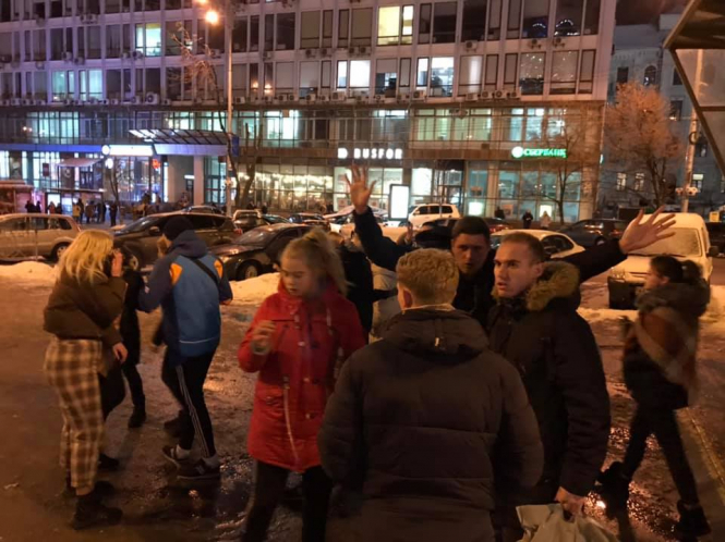 Ультрас спіймали і змусили вибачатись підлітків, які побили чоловіка в центрі Києва, - ВІДЕО