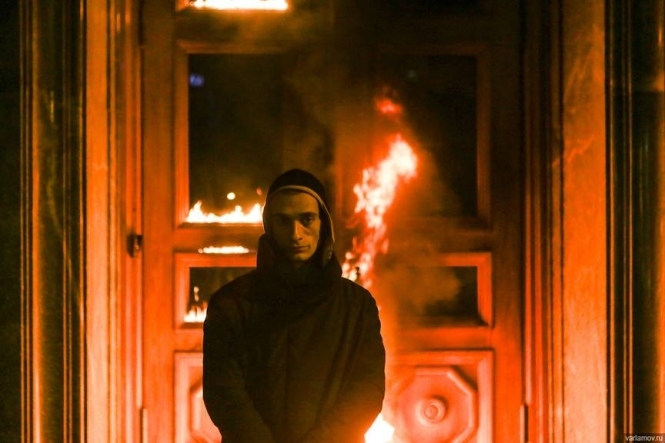 Скандальный художник поджег дверь здания ФСБ в Москве