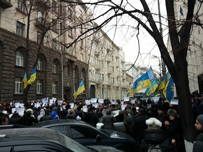 Євромайдан протестує під АП: ми кажемо 