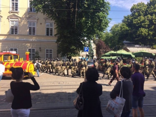 Под львовской мэрией пикет и столкновения, площадь окружили спецназовцы, - ФОТО
