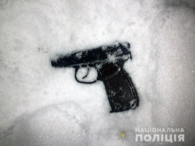 У Києві чоловік обстріляв з пневмата двері школи
