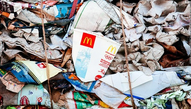 McDonald's и Starbucks оштрафовали за использование пластика