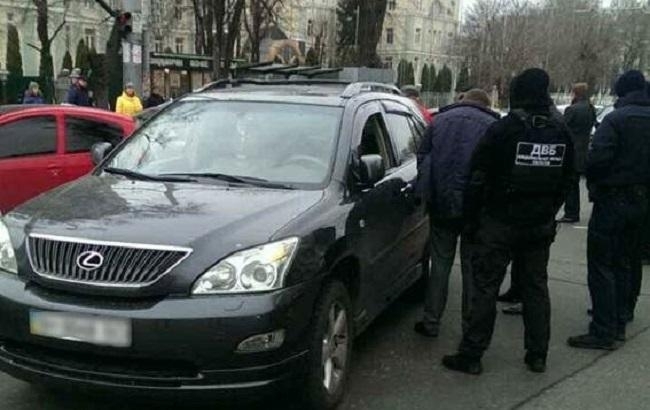 В Одессе на взятке от переселенки задержали действующих и экс-правоохранителей