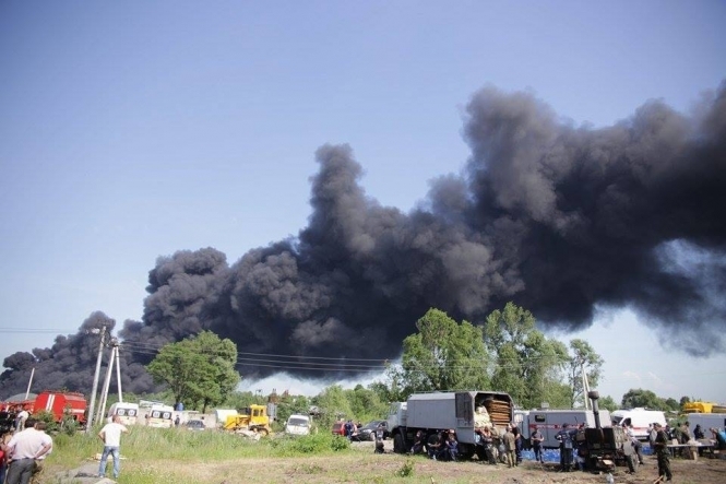 На нефтебазе под Киевом продолжается горение одного резервуара