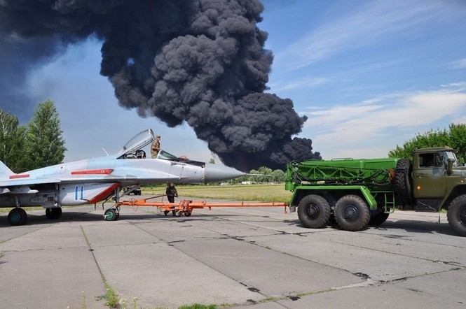 Соседним объектам пожар под Киевом на нефтебазе не грозит, - Чечеткин