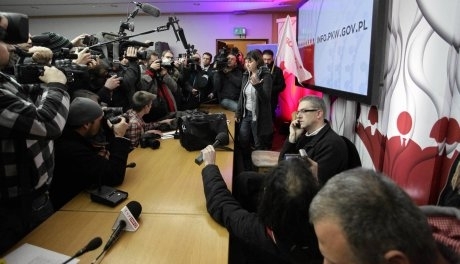 В Варшаве разъяренная толпа ворвалась в здание ЦИК и требует обнародовать результаты выборов