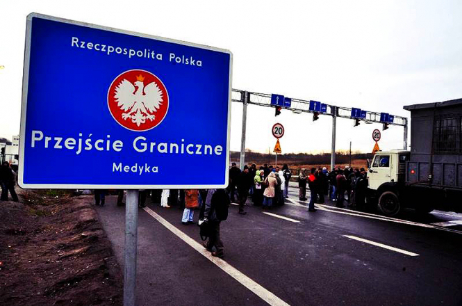 Польша решила закрыть все свои визовые центры на территории России