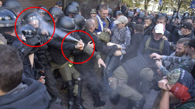 Сутички під ГПУ: поліцейський приснув перцевим балончиком собі в обличчя