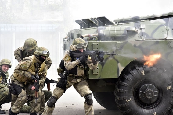 В Донецкой области полицейские учились отражать потенциальный штурм режимного объекта - ВИДЕО