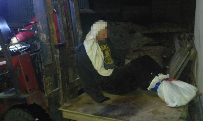 Одеські поліцейські зняли з даху будинку чоловіка, який примерз до нього босими ногами