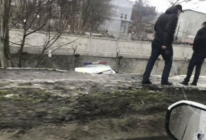 В Одесі поліцейський автомобіль упав з моста