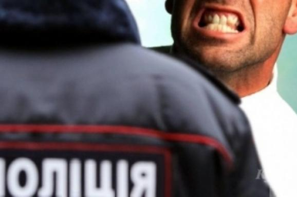 Киевлянин укусил за руку полицейского, ему грозит до пяти лет тюрьмы