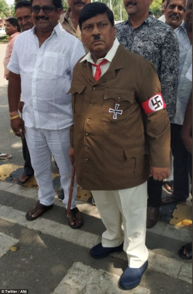 Индийский политик пришел на заседание парламента одетый, как Гитлер