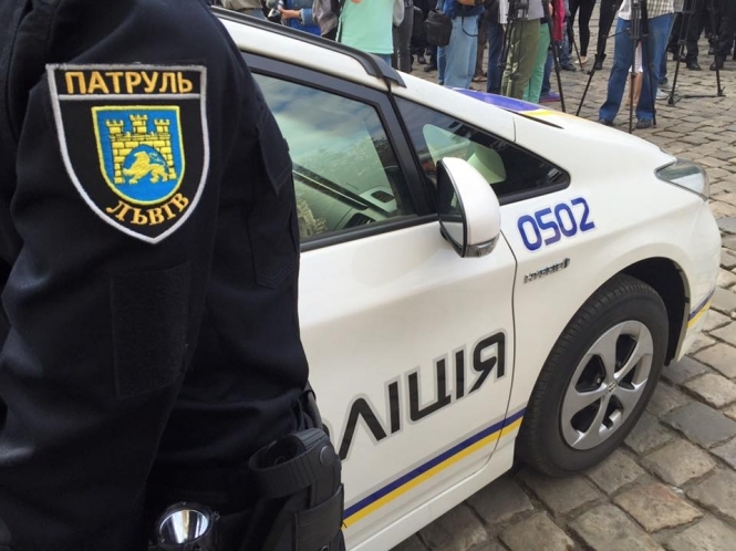 У центрі Львова поліцейські затримали голого чоловіка з битою, - ФОТО
