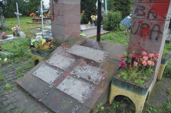 У Польщі вандали поглумились над могилами вояків УПА, - фото