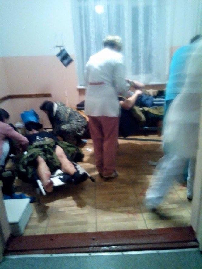 З Донецького аеропорту вивезли поранених і загиблих, - фото