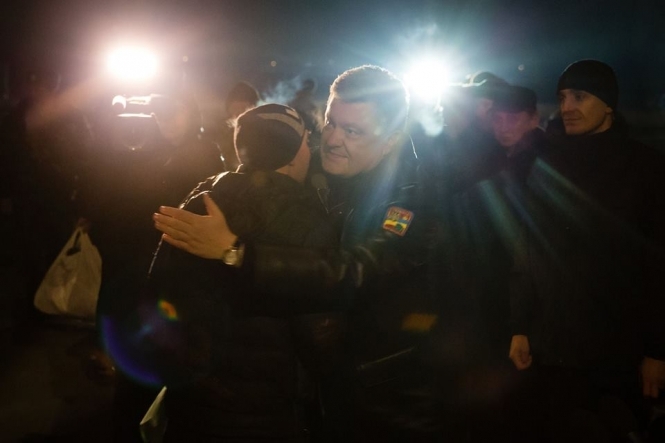Порошенко зустрів звільнених із полону українських військових, - фото, відео