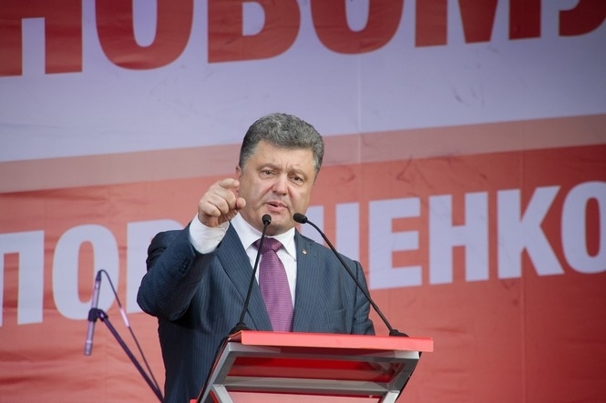 На посту президента Порошенко обещает первым делом посетить Донбасс 