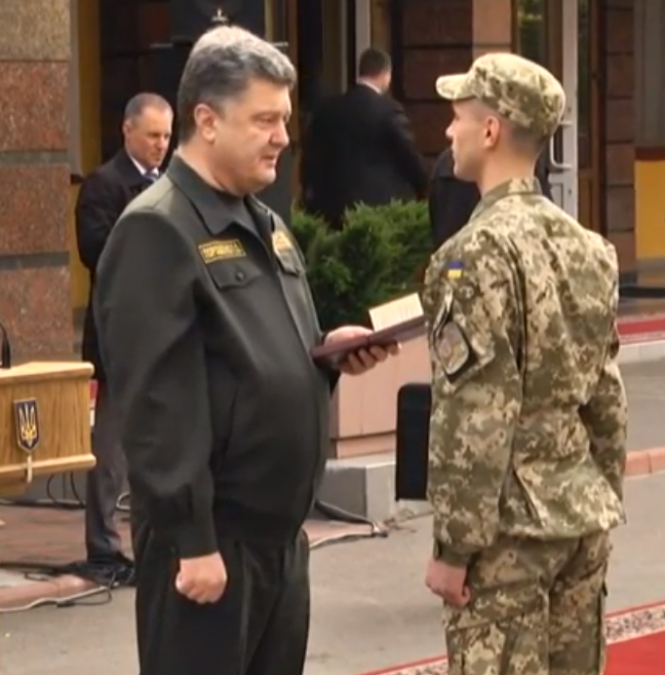 Порошенко во Львове наградил военных из зоны АТО