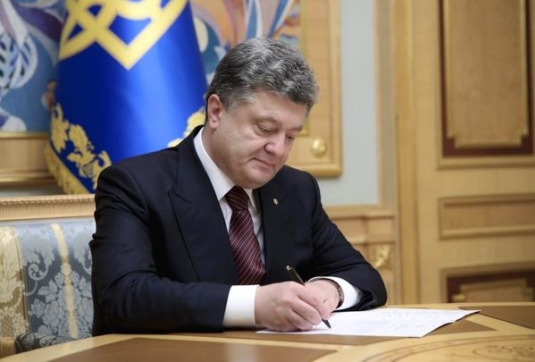 Петр Порошенко подписал закон об обеспечении огнестрельным оружием украинских миротворцев