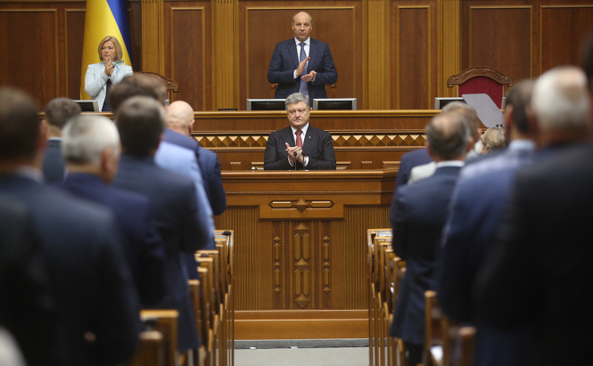 Рада проголосовала за введение военного положения в 10 областях Украины