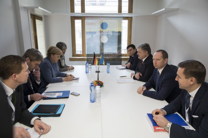 Порошенко порадився з Меркель щодо ситуації в Луганську