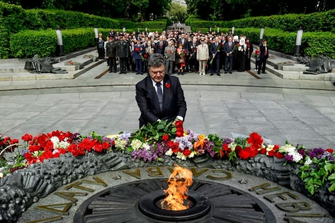 Украина никогда не будет праздновать 9 мая по российскому сценарию, - Порошенко