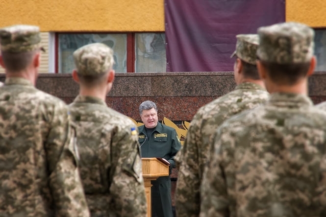 Порошенко наградил 28 воинов за героизм в зоне АТО