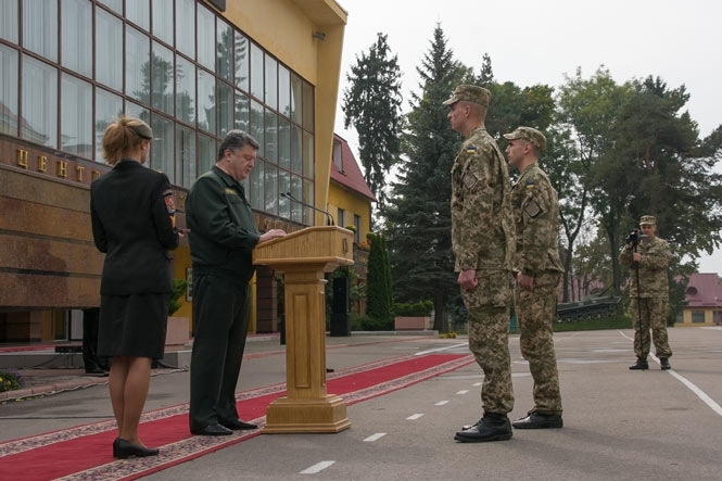 Порошенко у Львові нагородив військових із зони АТО