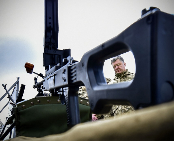 У 2017 році Україна витратить 9 млрд грн на розробку і закупівлю нового озброєння, - Порошенко