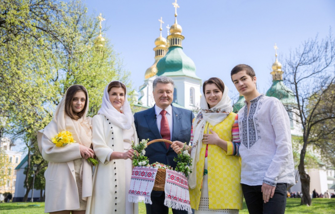 Петр Порошенко поздравил украинцев с Пасхой - ВИДЕО