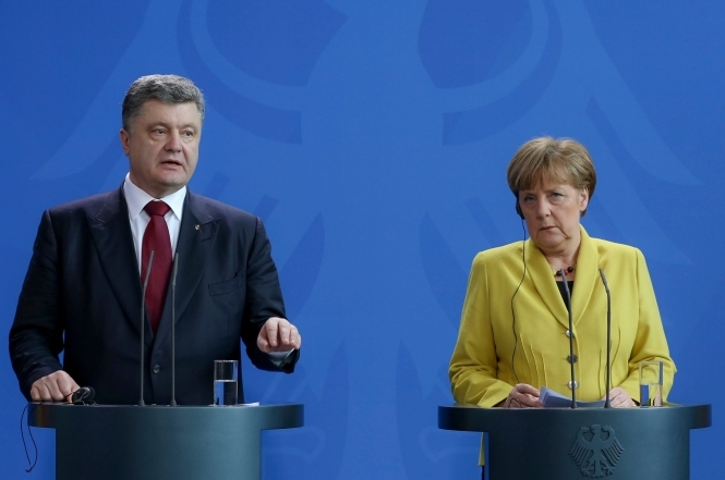 Меркель и Порошенко договорились привлечь ЕС для возвращения российских наблюдателей на Донбасс