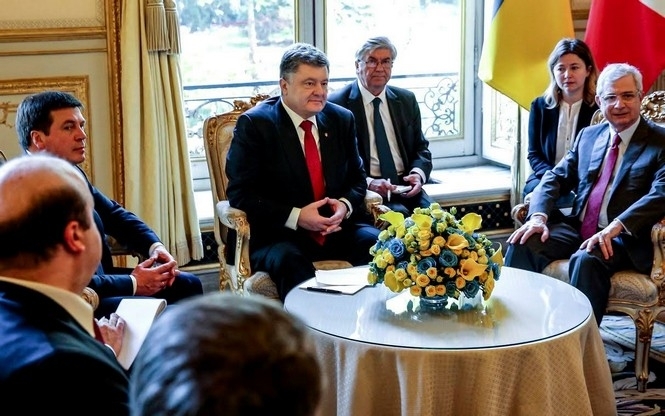 Порошенко призвал парламент Франции ускорить ратификацию соглашения об ассоциации Украины и ЕС