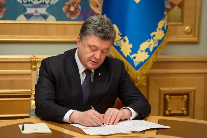 Порошенко ліквідував низку військово-цивільних адміністрацій на Донеччині та Луганщині