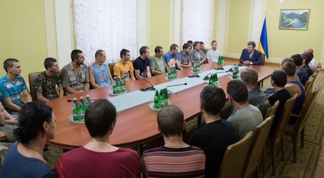В плену террористов на Донбассе находится еще более 100 человек, - Порошенко