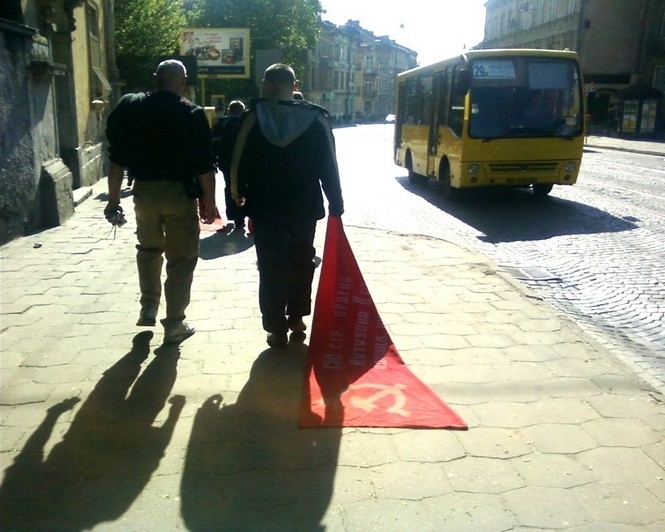Провокатора из Кривого Рога избили за красный флаг и георгиевскую ленту во Львове
