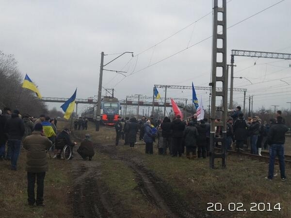 Дніпропетровські активісти заблокували потяг із десантниками