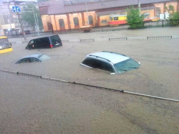Непогода во Львове: спасатели освободили более 100 человек из затопленных авто - ВИДЕО