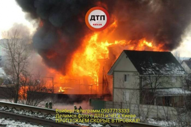 У Києві спалахнула сильна пожежа в приватному будинку, - ОНОВЛЕНО