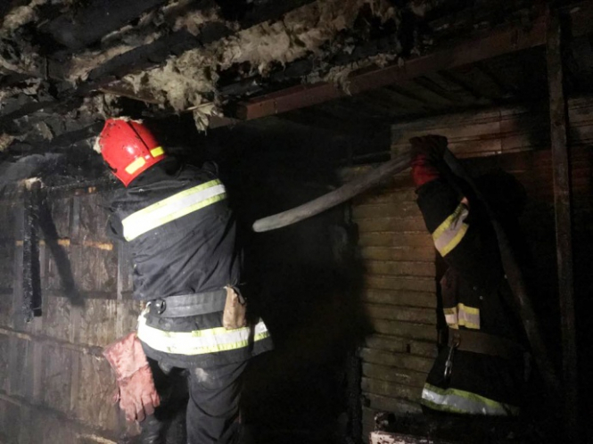 Спасатели ликвидировали пожар на вещевом рынке в Хмельницком